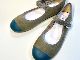 軽くて楽ちん！ストラップ付きラウンドトゥパンプス (モスグリーン x ダークグリーン)★23.0cm〜24.5cm★の画像
