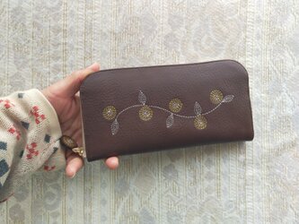 刺繍革財布『花かざり』BROWN（牛革）Slimラウンドファスナー型の画像