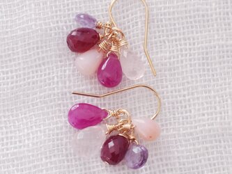 ルビーとブーケの天然石のピアス Bouquet1の画像