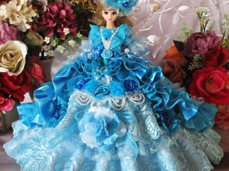 水色のしずく 美しきシンデレラの涙 可憐で儚いロマンスブルーのフリルトレーンドールドレスの画像