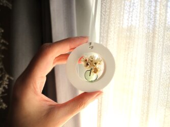 アロマストーン ■ 丸い窓辺の風景 翡翠色の花瓶 ■ 小さなブーケつきの画像
