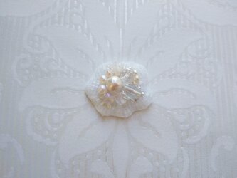 #187　刺繍ブローチ　宝石　白の画像