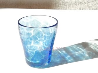 青い揺らぎグラスの画像