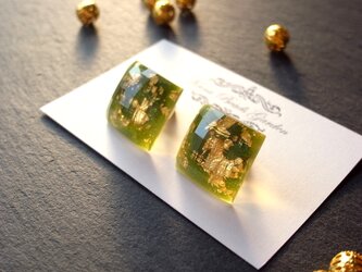 ピアス　金箔風スクエアカボション　抹茶色の画像