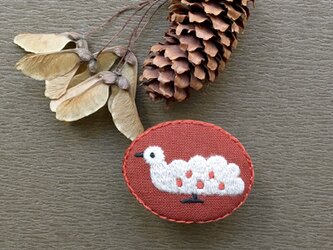 みずたま鳥の刺繍ブローチ（ブリックレッド）の画像