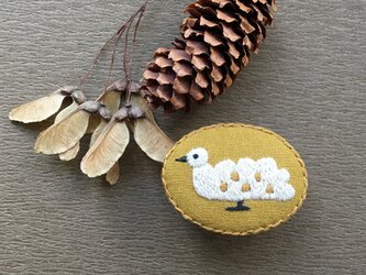 みずたま鳥の刺繍ブローチ（マスタード）の画像