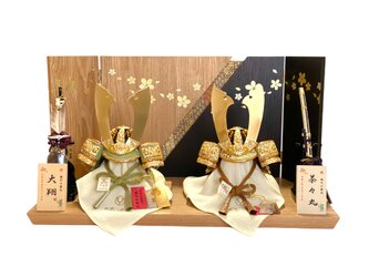 【五月人形】【コンパクト】【端午の節句】【平台飾り】松刀(しょうとう)4号兜・目玄(めぐろ)４号兜寄木細工飾りの画像