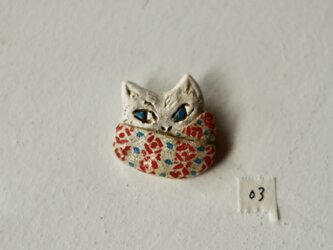 マフラーをする白ねこのブローチの画像