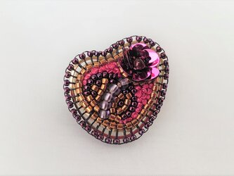 flower in heart　糸とビーズのブローチの画像