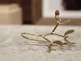 mini Mi-Mistletoe Brass Fook Earringの画像