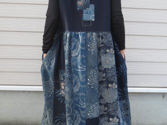 古布リメイク　型染のジャンバースカート　ブローチ付き　藍染　ゆったりサイズ　着物リメイクの画像