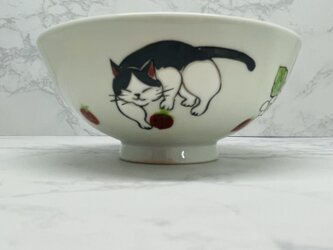 京焼　飯碗　小　ワイルドストロベリーと猫の画像