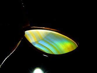 ～虹を閉じ込めた石～　イリスアゲートのペンダント（フリーシェイプ）の画像