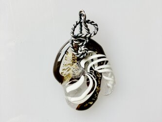硝子の海月・ペンダントトップ/燻し銀飾り金具付きの画像