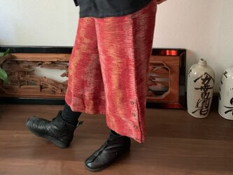 生地厚め手織り綿裾ワイドのガウチョパンツ　すとんと落ちるシンプルラインで体型すっきり、でも裾横ボタンで遊んでます　金赤絣の画像