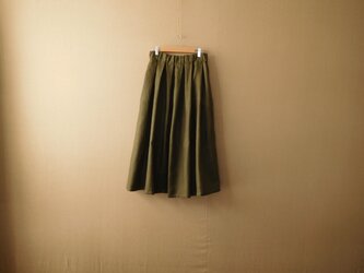 リネンのタックスカート　カーキの画像
