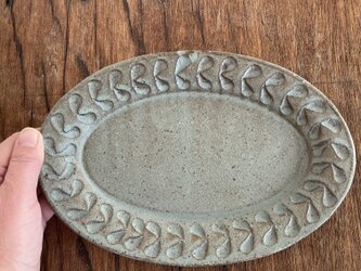 水色のオーバル皿(リーフ柄)の画像