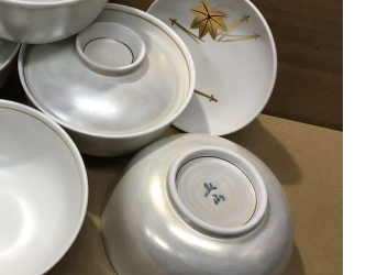 【新品】有田焼製 金彩楓蓋物 5個セット 蓋裏金彩絵付楓松葉図有 1個のサイズ/直径/約12cm×蓋の摘み上迄の高さ/約8cmの画像