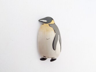 王様ペンギン親 漆ブローチの画像