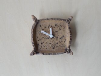 陶の時計（土色）の画像