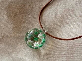 シロツメ草・ありあまる幸せ・4花・ガラス球ネックレス・綿紐の画像