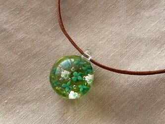 シロツメ草・3花グリーン・ガラス球ネックレス・綿紐の画像