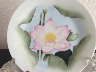 睡蓮の花の絵皿の画像