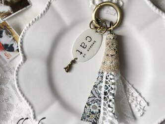 【cat donation CP送料無料】 ネコ に注意 プレート & LIBERTY クロス （ブラック）の キーホルダーの画像