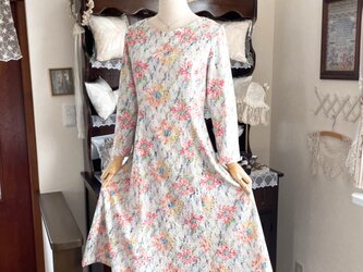 花柄フレアワンピース『Aライン・ジャガード・フラワープリント・春・ドレス』の画像