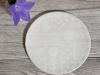 お花のパッチワーク柄のプレート皿(中)(白)の画像