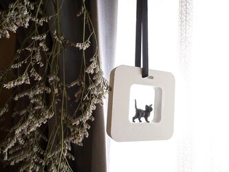 窓辺の風景 2WAYで飾る アロマストーン ■ 四角い出窓　黒猫のいる風景 ■ 『おかえりなさい』右向きの画像