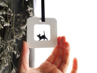 窓辺の風景 2WAYで飾る アロマストーン ■ 四角い出窓　黒猫のいる風景 ■ 『ごはんちょうだい』中腰の画像
