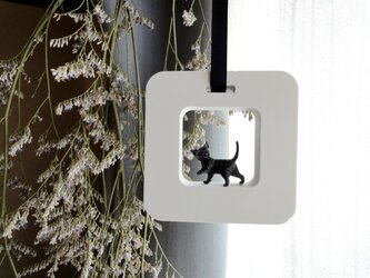 窓辺の風景 2WAYで飾る アロマストーン ■ 四角い出窓　黒猫のいる風景 ■ 『あそぼう』左向きの画像