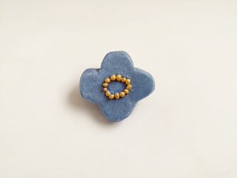 小花２１（アイスブルー）　陶土ブローチの画像