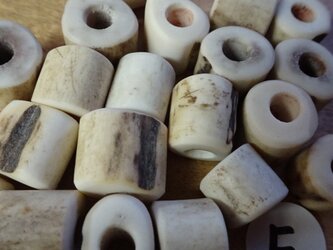 日本の鹿の角のビーズ5㎜穴20個セットFの画像