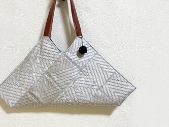 シルバーな幾何学模様のユニークなかばんの画像