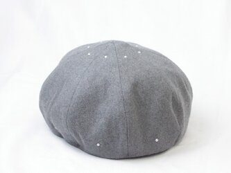 しっとりとした柔らかさ◎チャコールグレーのベレー帽の画像