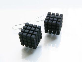 cube4-black・ピアス（イヤリング）3Dプリントアクセサリーの画像