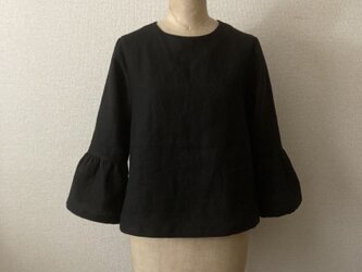 クールネックブラウスの画像