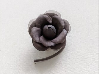 カメリアの布花ミニコサージュ‐ブラックオーガンジーの画像