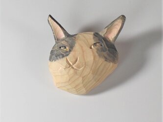 仏師さんの作った猫ブローチの画像