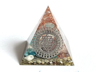 少し大きめピラ　アイリスクォーツスフィア　富を司るシュリヤントラ　希望　ピラミッド型オルゴナイトの画像