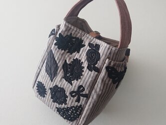 motif lace linen one-handle bag [black/greige stripe]の画像