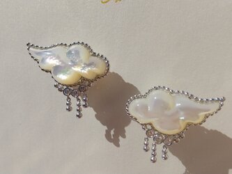 一点もの　「五月雨ツバメ」ーPT900製ダイヤモンドと白蝶貝のイヤリングーの画像