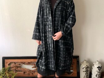 フード風襟の手織り綿バルーンコート　合いの季節に嵐山のお店で一番人気で裾切り替えもキュートなコート　黒絣の画像