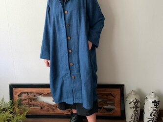 フード風襟の手織り綿バルーンコート　合いの季節に嵐山のお店で一番人気で裾切り替えもキュートなコート　青絣の画像
