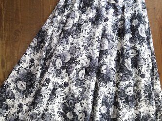 フルフレアロングスカート（オフ白×墨黒）の画像
