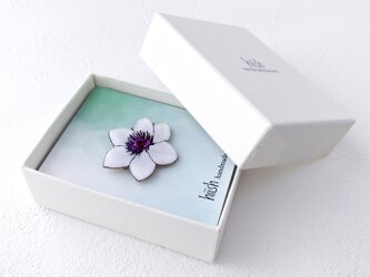 白い花のブローチの画像