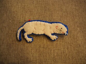 ハダカデバネズミ　ブローチの画像