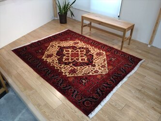 ラグ　アフガン絨毯　ベルシック　クラシックデザイン　高級感のある赤色　ソファー前　193x148cm　手織り絨毯の画像